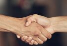Šest stisků rukou – řízení je proces informační – Vezměme tento proces do svých rukou! aneb Věděli jste, že jakékoliv dva lidi mezi sebou vzájemně spojuje řetězec tvořící 6-7 lidí?